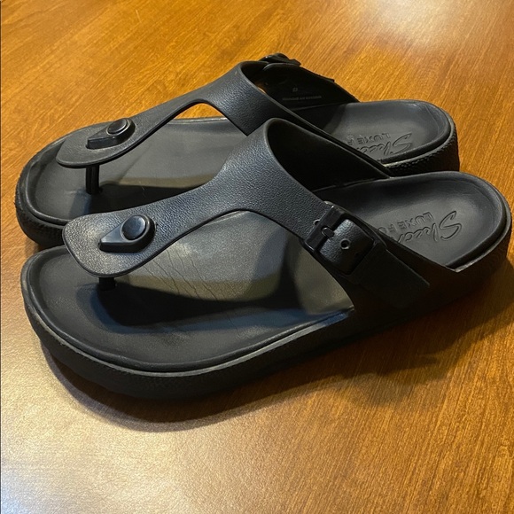 Skechers Luxe Foam T-strap Sandals - Picture 3 of 5